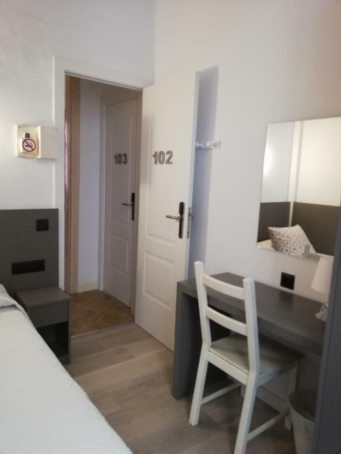 סיטגס Hostal Parellades מראה חיצוני תמונה
